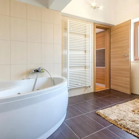 בית נופש House Tia